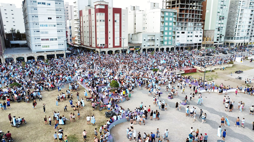 Una Multitud Festeja En Las Calles De Necochea Ecos Diarios Necochea