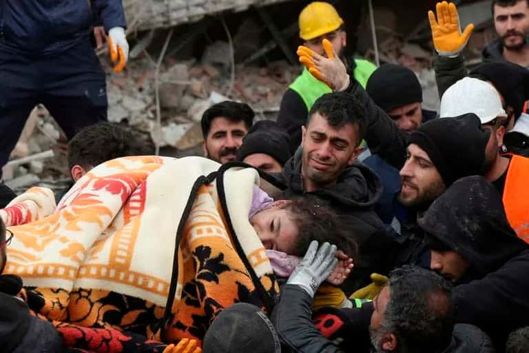 Un terremoto dejó más de mil muertos en Turquía y Siria