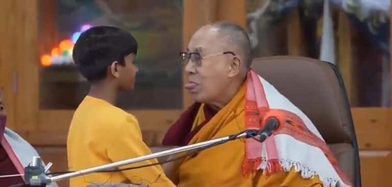 Dalai Lama “se disculpó” por besar a un niño en la boca en una ceremonia y pedir que le chupara la lengua