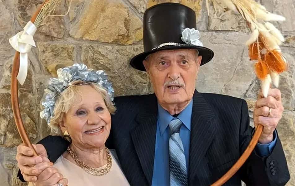 Ella tiene 83 años y él 90, se conocieron por la aplicación Tinder y se casaron