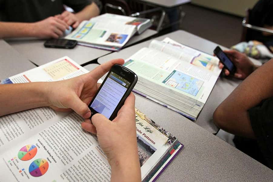Docentes vs. celulares: ¿Quién ganará la batalla por la atención de los alumnos?