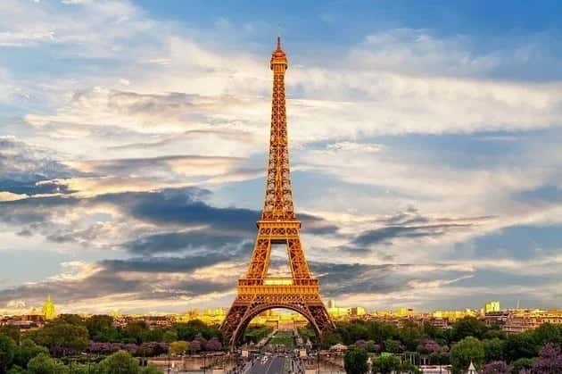 Un hombre saltó en paracaídas desde la Torre Eiffel y fue detenido