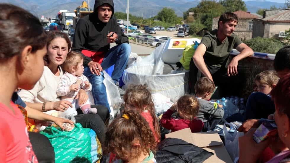 Éxodo masivo en Nagorno Karabaj: miles de personas huyen del conflicto