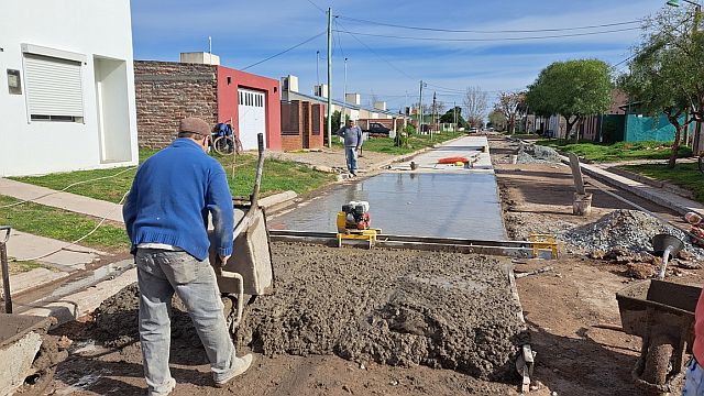Lobería: Pavimentan la calle Lamadrid
