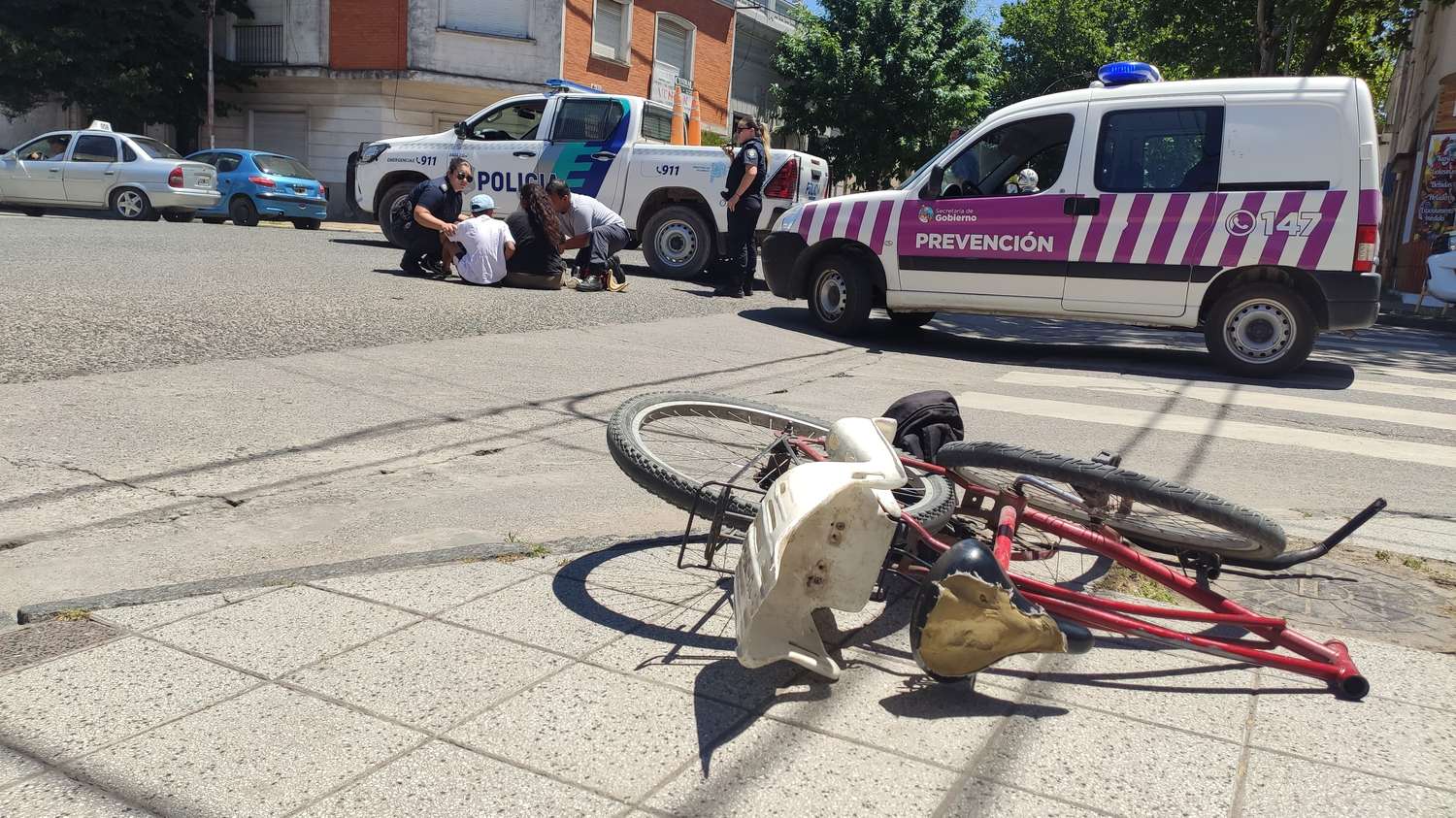 Se le metió la rueda en un bache y se le desarmó la bicicleta