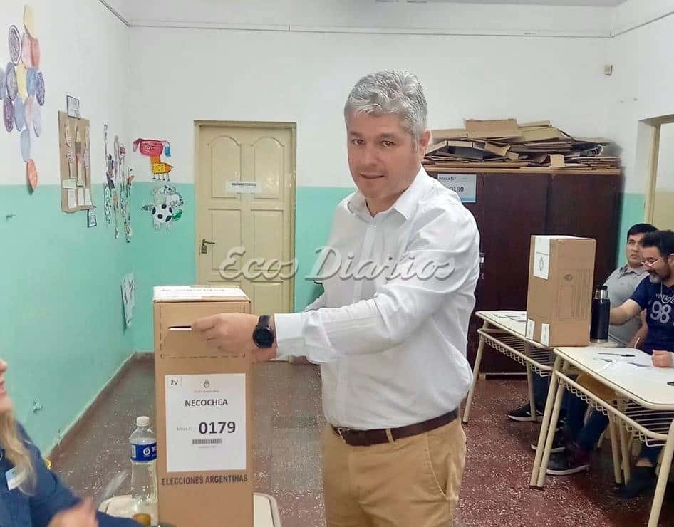 Mauro Velázquez deposita su voto en la Escuela 9