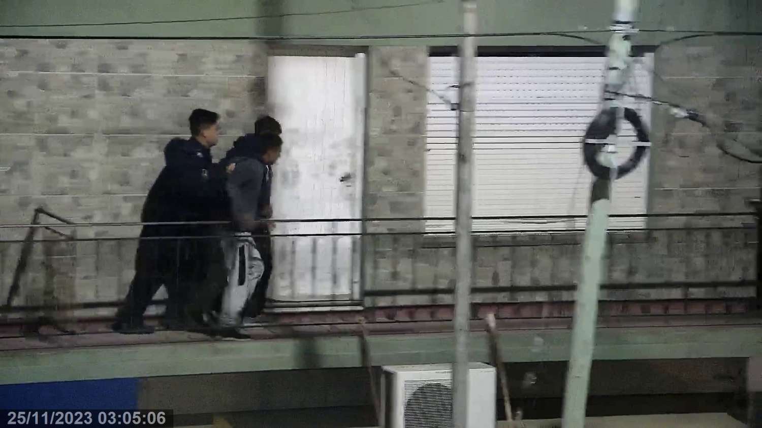 Escalaron a un balcón para robar pero los estaban mirando por las cámaras