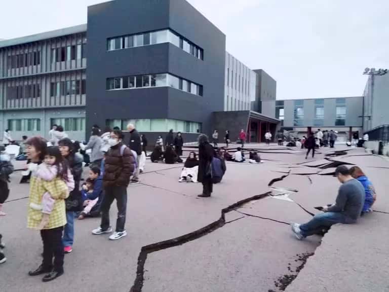 Terremoto de 7,6 grados en Japón: alerta de tsunami y personas atrapadas bajo los escombros