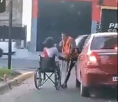 Video: un hombre en silla de ruedas terminó a las trompadas con otro en muletas