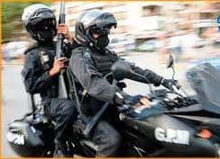 Policías en motos
