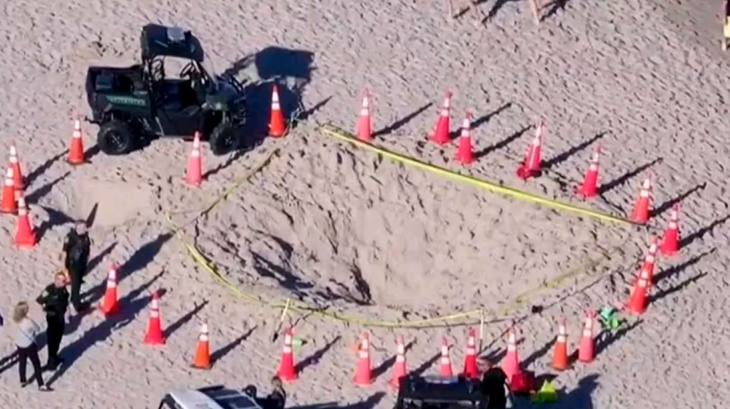 Una nena de 5 años murió después de que “se la tragara la arena” mientras cavaba un pozo en la playa de Miami