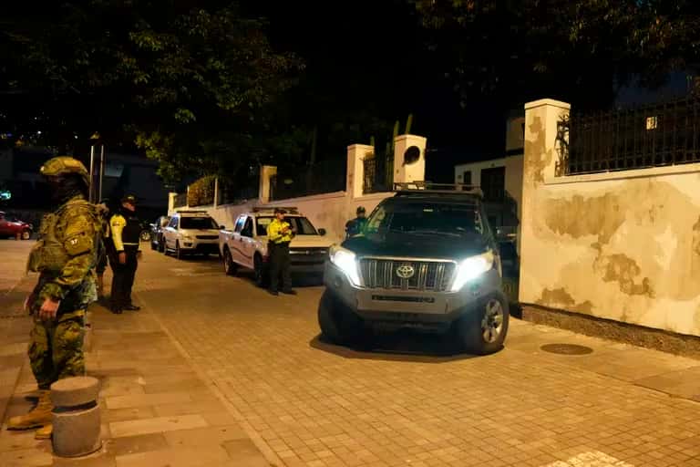 La Policía de Ecuador irrumpió en la embajada de México en Quito y detuvo al exvicepresidente Jorge Glas