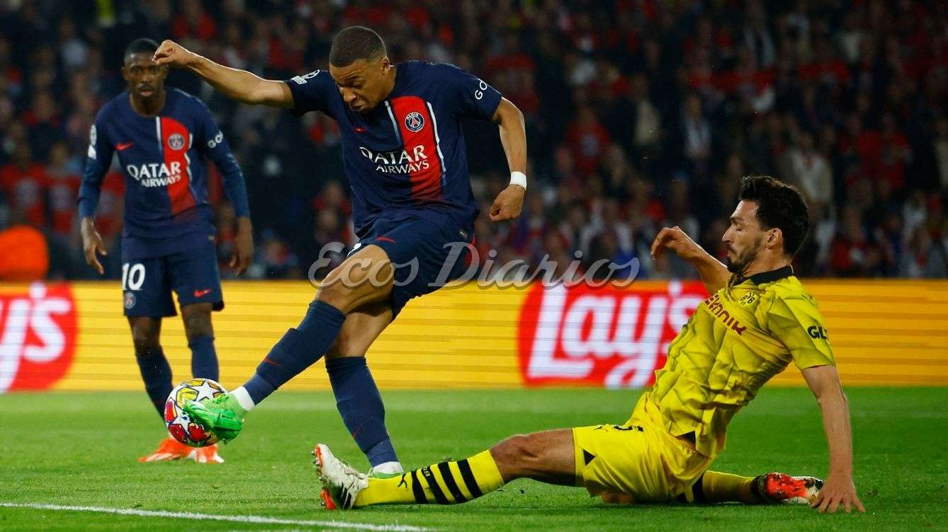 Barrida del goleador Hummels sobre Mbappé, en la victoria del Dortmund