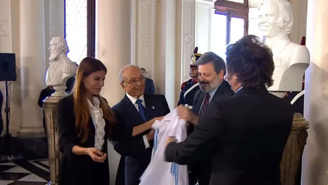 Milei inauguró el busto Menem en la Casa Rosada: “Fue el mejor presidente de los últimos 40 años”