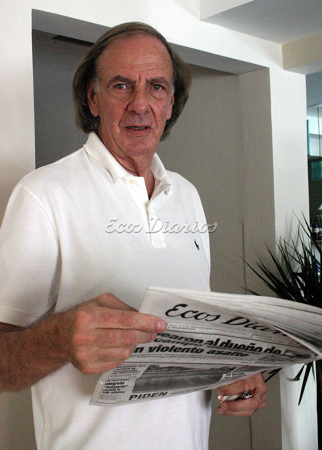 César Luis Menotti con el Ecos Diarios en su mano