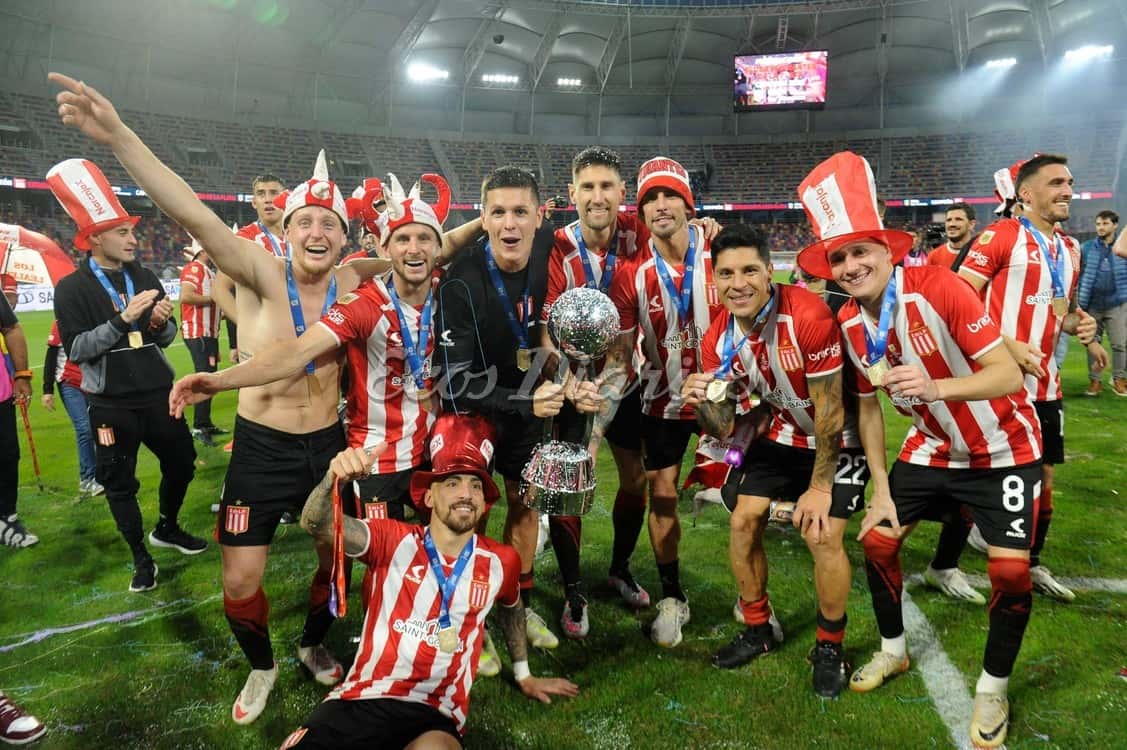 El festejo de los jugadores de Estudiantes de La Plata, tras conseguirse campeón de la Liga 2024