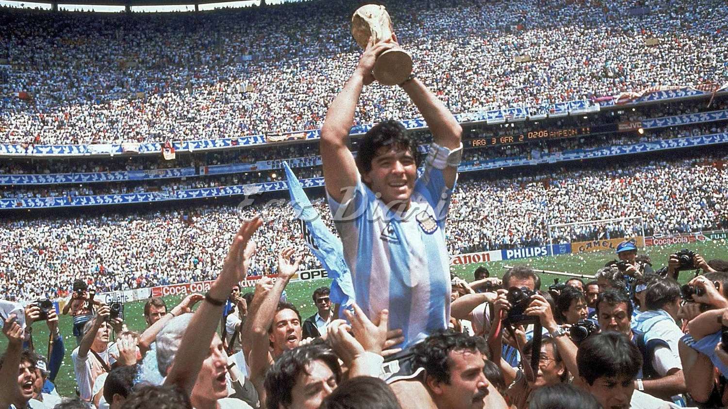 Gloria máxima. Diego Armando Maradona con la Copa del Mundo