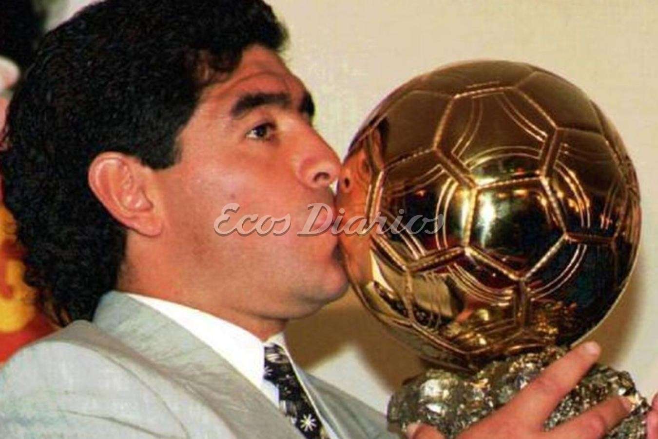 Maradona besa su Balón de Oro