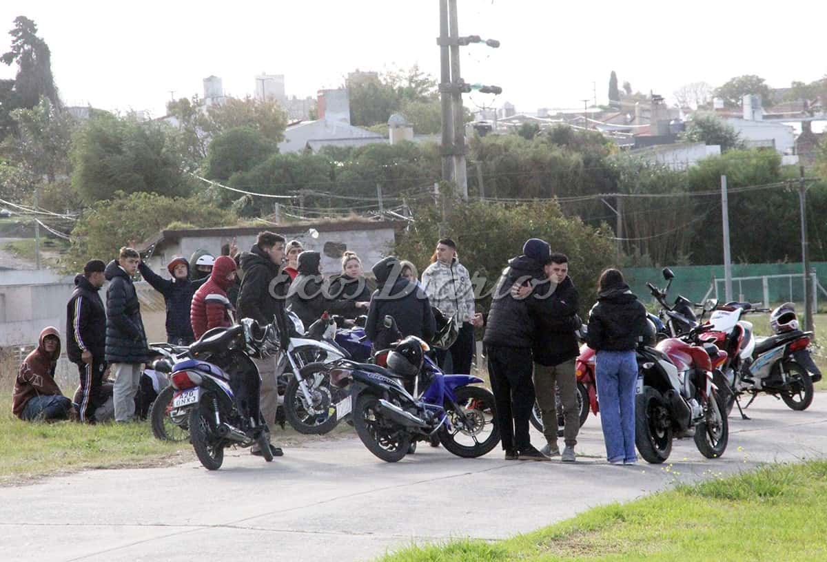 Una imagen. Del dolor de motociclistas que conocían a los dos jóvenes fallecidos, ayer, durante en sentido homenaje en el sitio de la tragedia