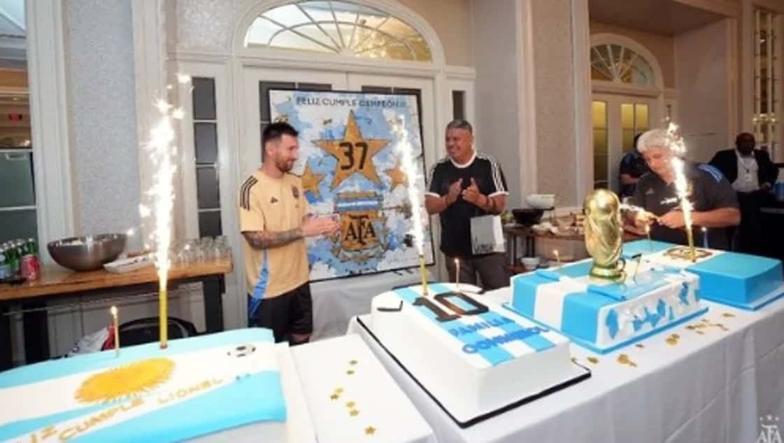 Messi salió a saludar a los hinchas y, encima, repartió torta de cumpleaños
