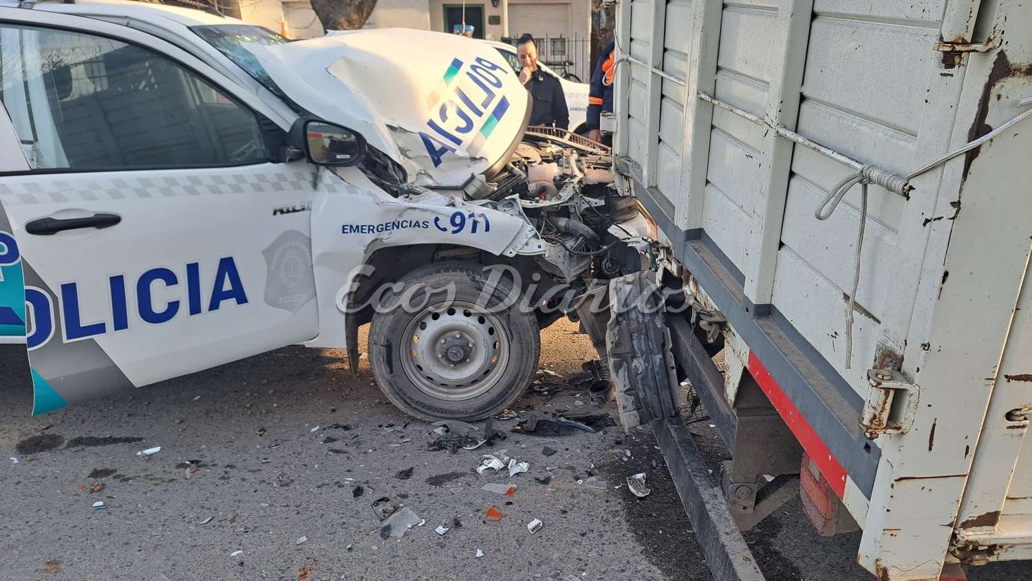 Una policía herida al chocar con un camión