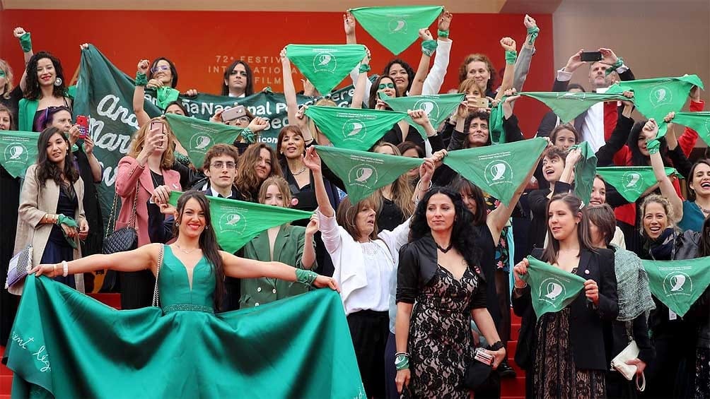 Los pañuelos verdes toman la alfombra roja de Cannes