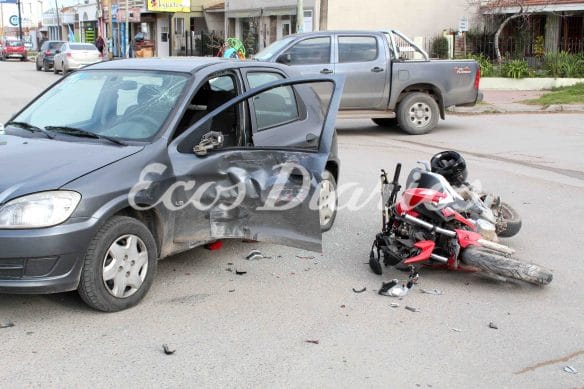 Un motociclista resultó herido, tras chocar contra un automóvil