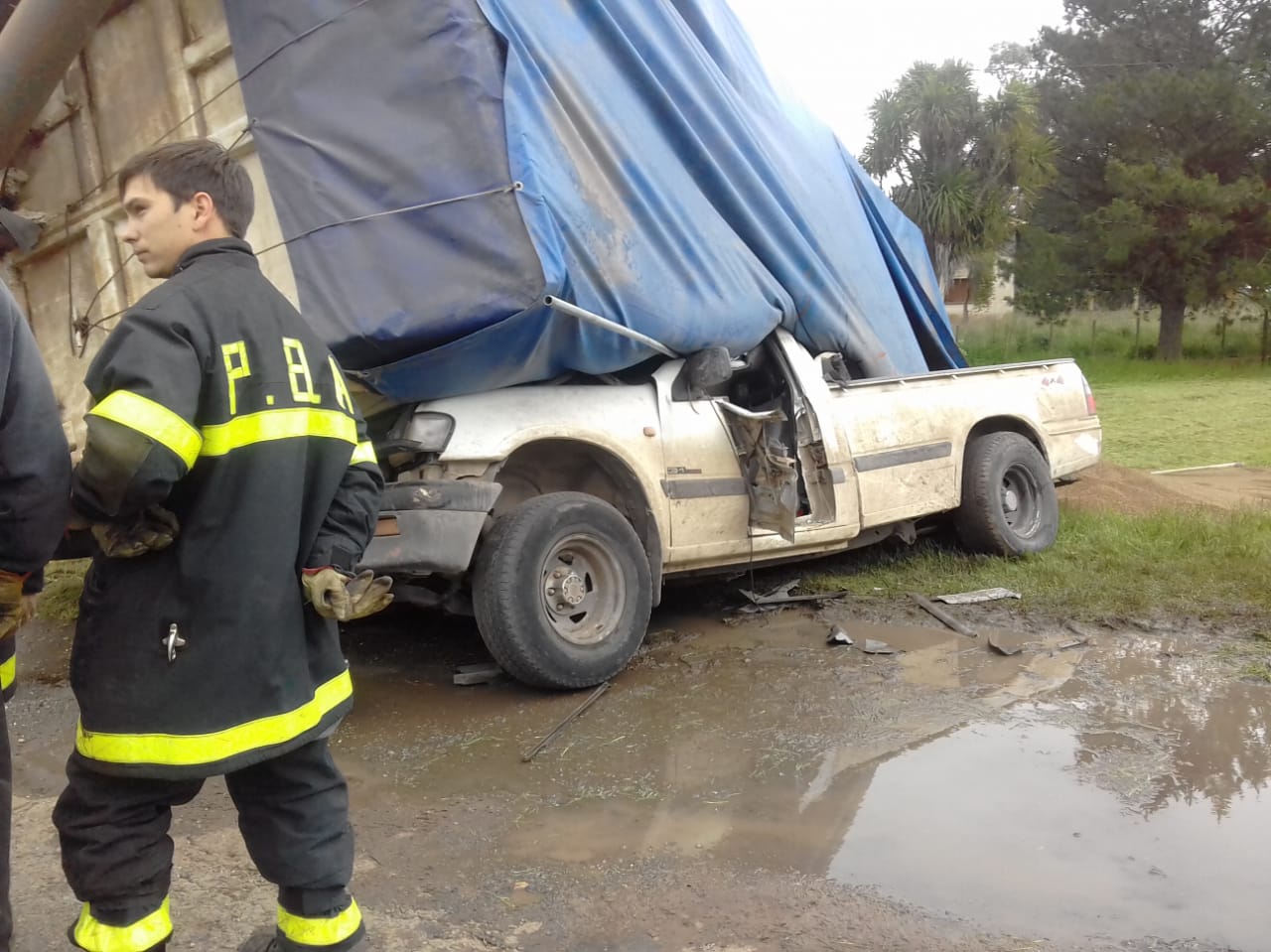 Volcó un camión y el acoplado cargado aplastó una camioneta con el conductor en la cabina