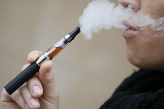 Defensoría pide medidas de control para el cigarrillo electrónico en la Provincia