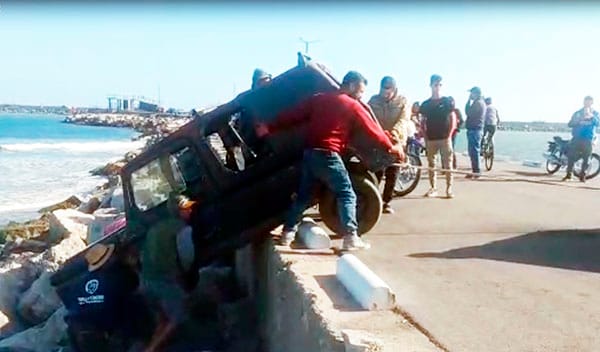 Se desbarrancó un vehículo en la escollera de Quequén