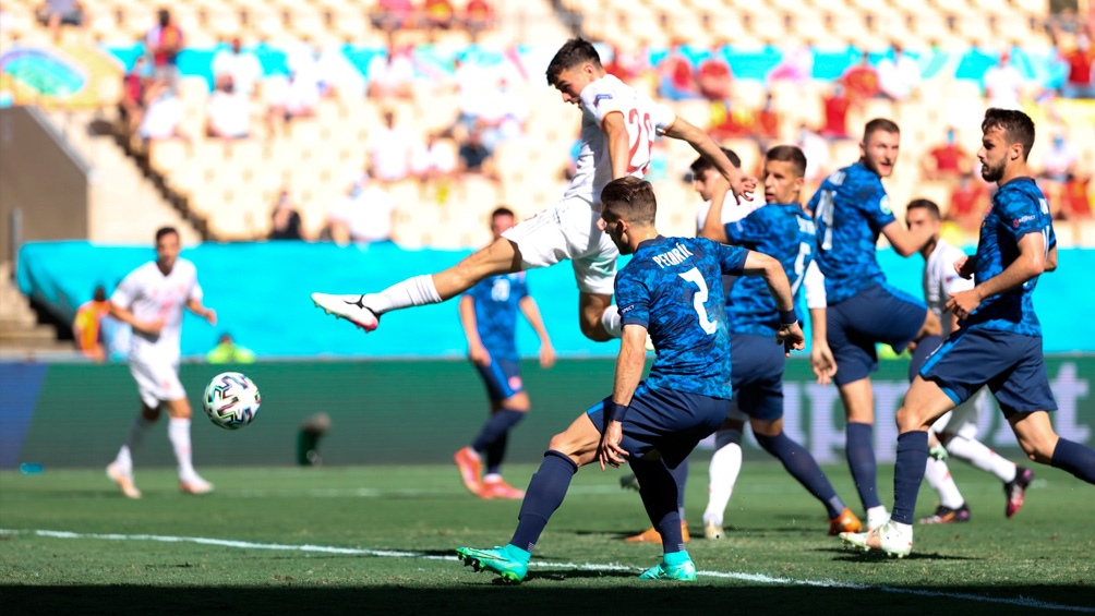 España goleó a un flojo Eslovaquia y se metió en los octavos de final