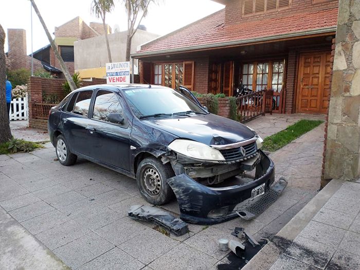 Se descompensó y chocó el auto contra el frente de una casa