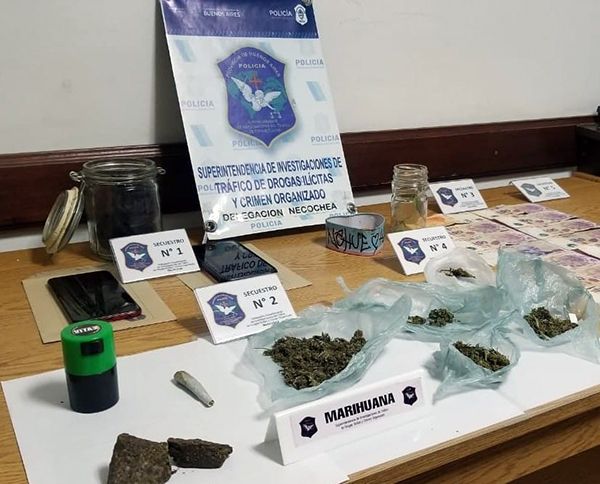 Tiene una condena y la policía le encontró droga en la casa