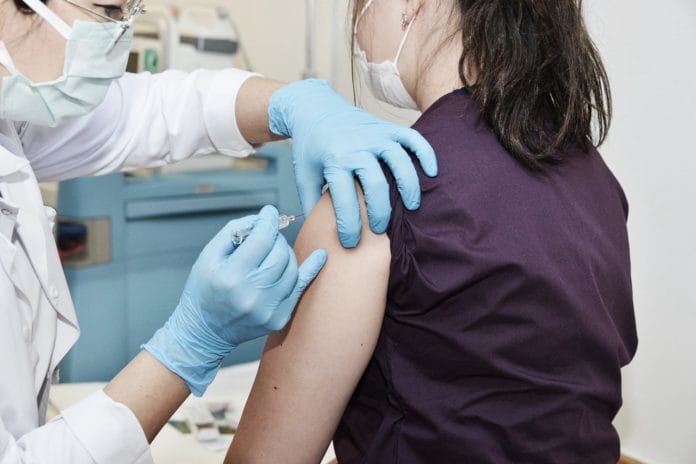 Israel amplió la edad para la aplicación de la tercera dosis de las vacunas contra el coronavirus