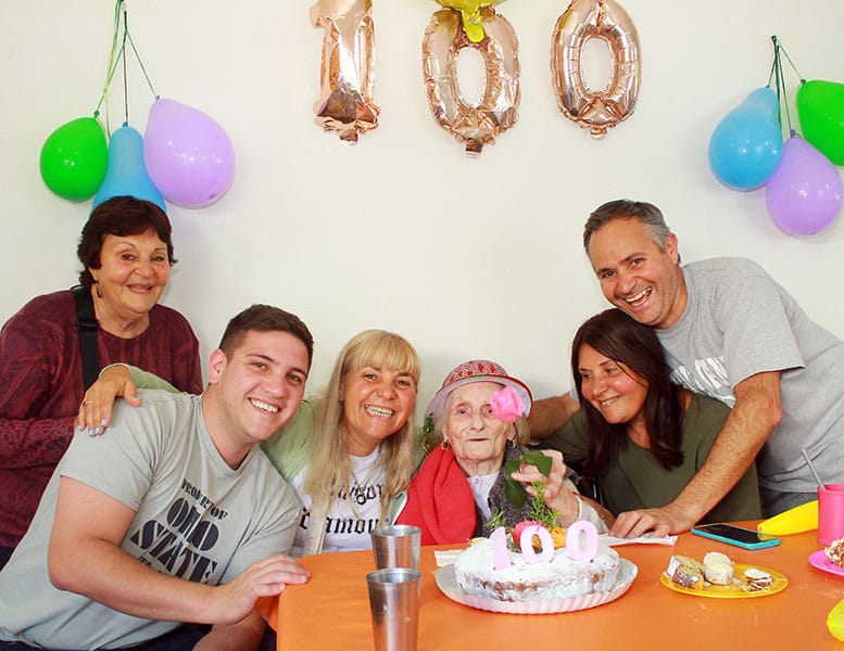 Celebró su cumpleaños N° 100 junto a su familia
