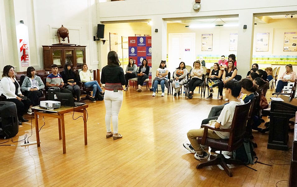 Estudiantes se sumaron a una jornada de reflexión sobre la no violencia hacia la mujer