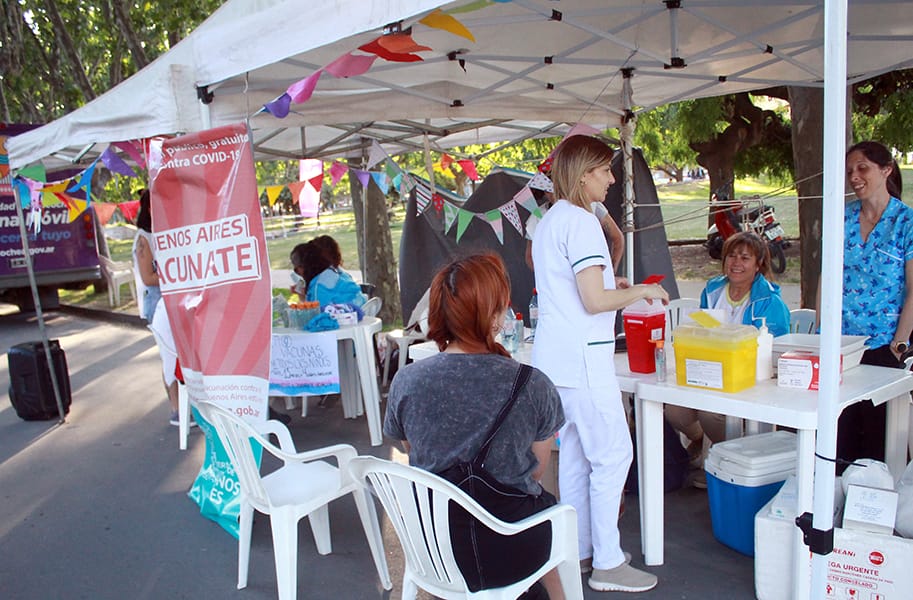 El “festival de las vacunas” pasó por la plaza Dardo Rocha
