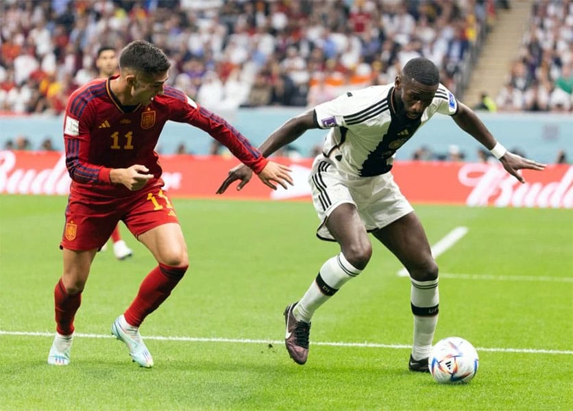 Alemania rescató un empate ante España y sigue con vida