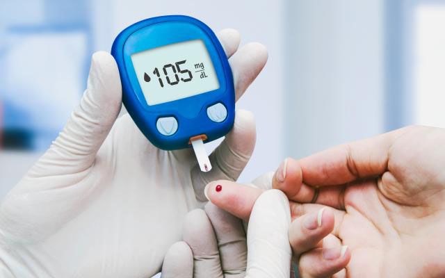 El Club  de Leones realiza un control gratuito de glucemia