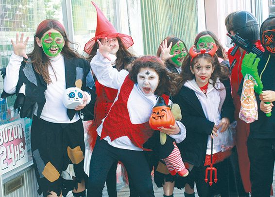 Los chicos celebran Halloween