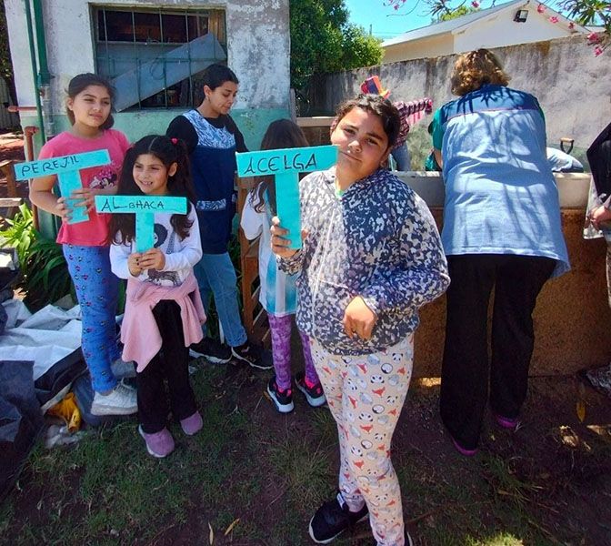 Jornada de huerta en el Hogar de niños Mitre