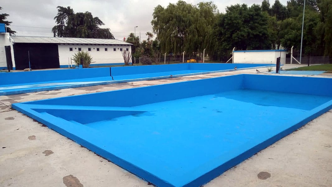 Tareas de mantenimiento y pintura en el natatorio municipal