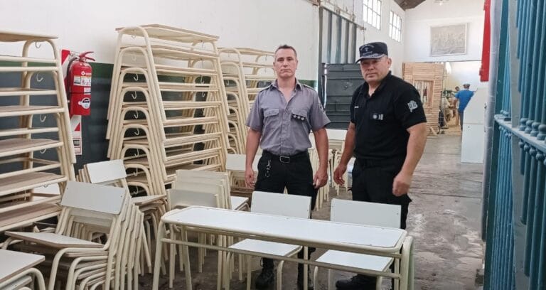 Internos de la cárcel bahiense restauraron mesas y sillas de escuelas de la ciudad