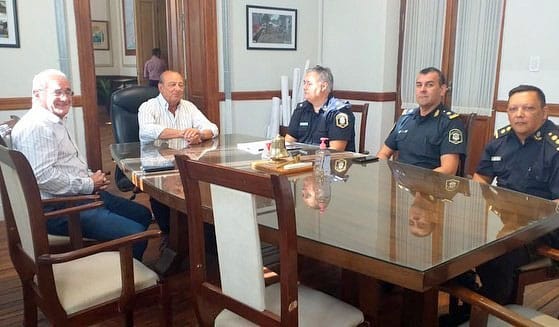 Sánchez con autoridades policiales de Tres Arroyos