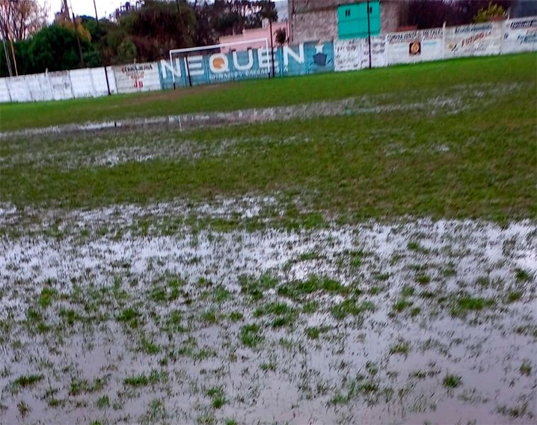 Partidos suspendidos por el agua en las canchas