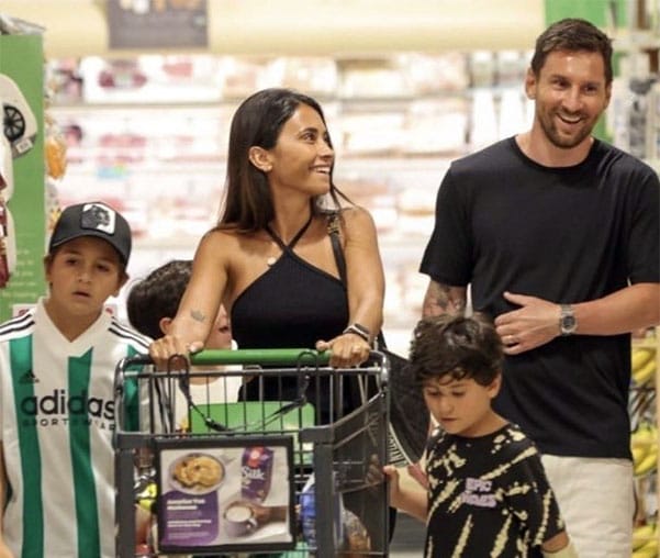 Es otro Messi: fue al supermercado con sus hijos y se sacó fotos con la gente