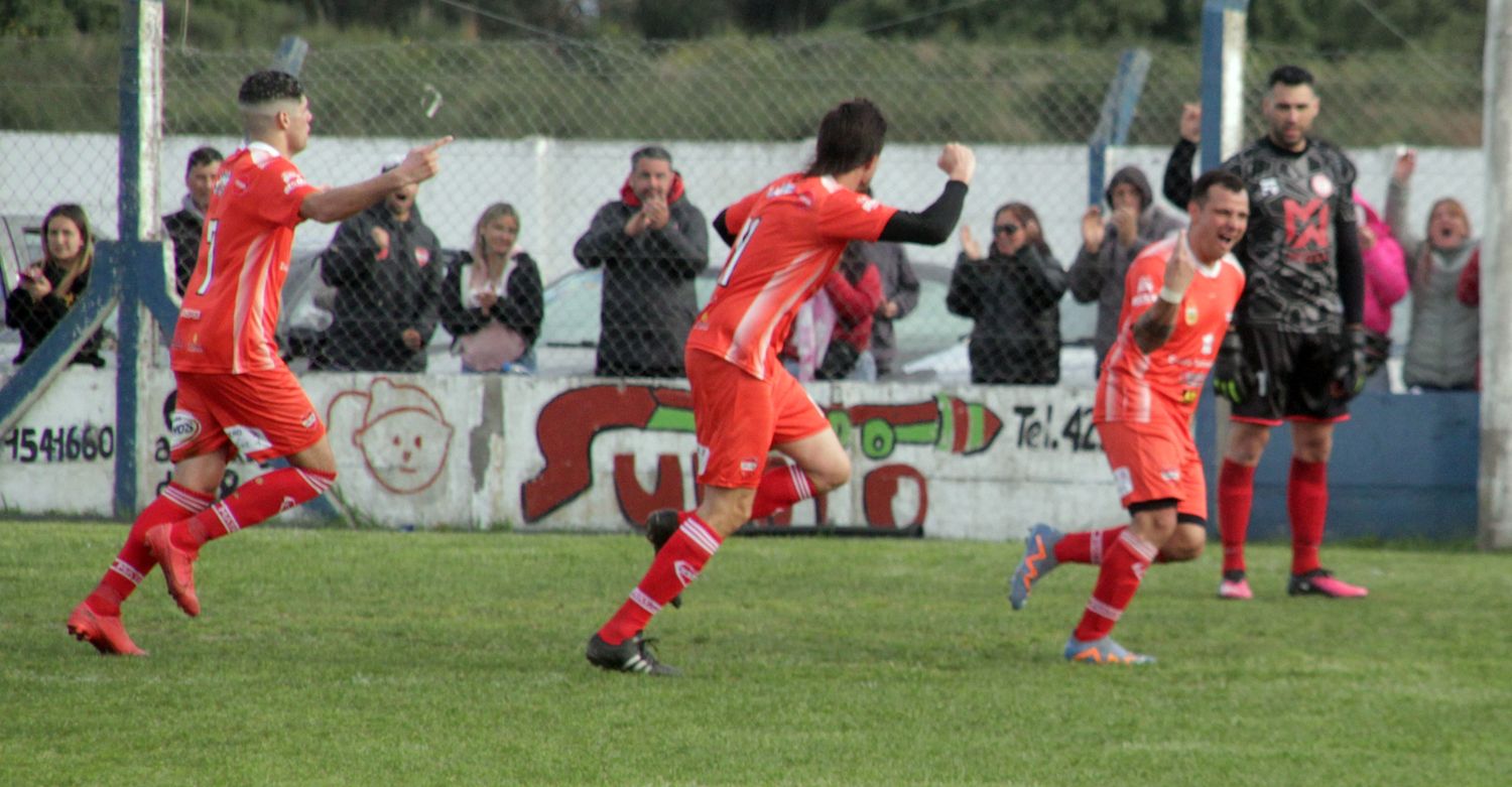 Celebración de gol. De Gastón Ibarguengoytia luego de coinvertir el tanto del triunfo, lo siguen Hegoburo y Fernández, mientras mira Ruiz Díaz vencido.