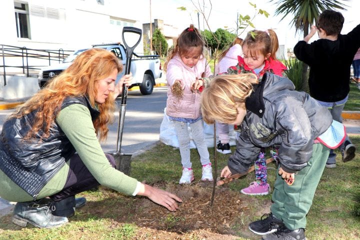 San Cayetano. Niños del Jardín 901 plantaron árboles frente a la institución
