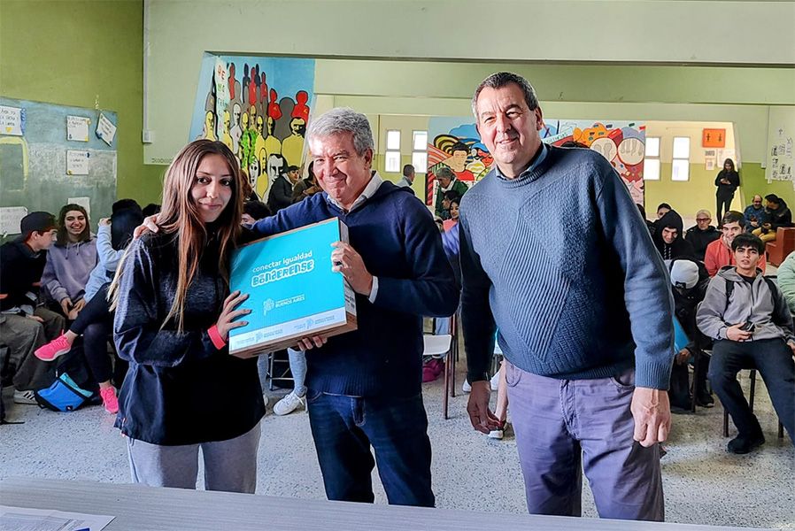 Comenzó la entrega de netbooks a estudiantes de escuelas secundarias