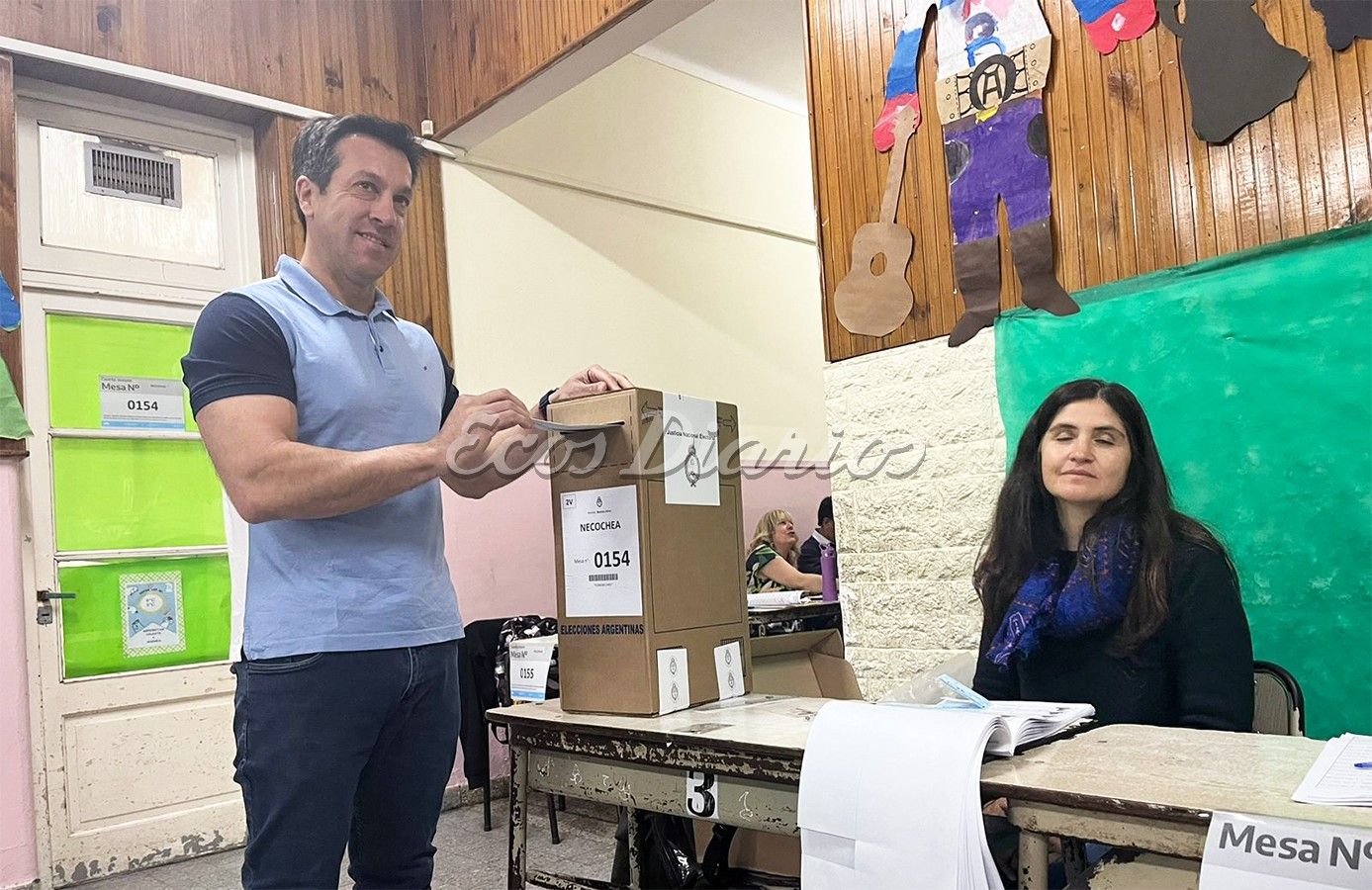 Arturo Rojas emite su voto en la Escuela 28